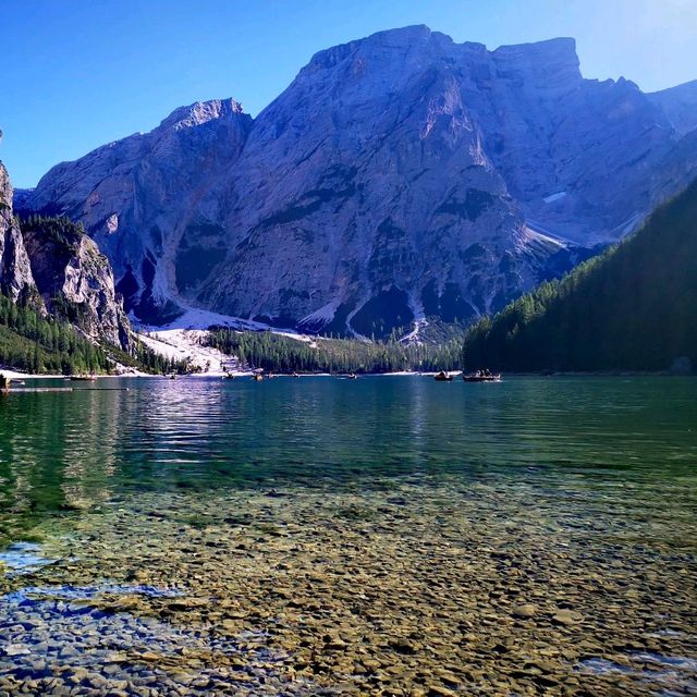 Exploring the Enchanting Lago di Braies: A Journey Through Its Natural Beauty and Tranquility