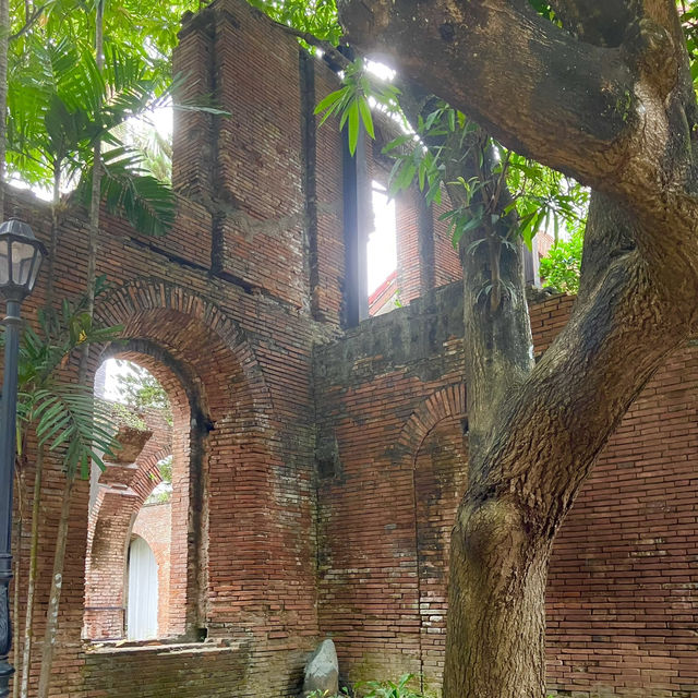 Fort Santiago: Enjoy Beauty Growing through Ancient Ruins!