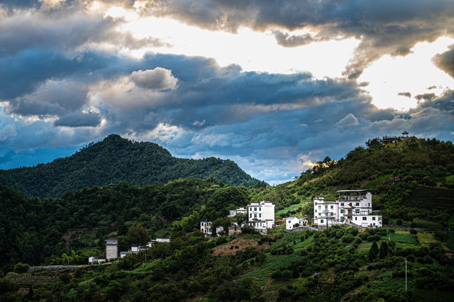 那風雲同遠山，咪就係夢入面嘅徽州老家囉
