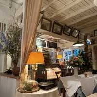 ์ํ์ด PETITGEORGECAFE, ์น์ ๋๋ ๋ชฉ์กฐ ์นดํ๐