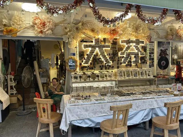 Dafen Oil Painting Village: An Artistic Corner in the Bustling City