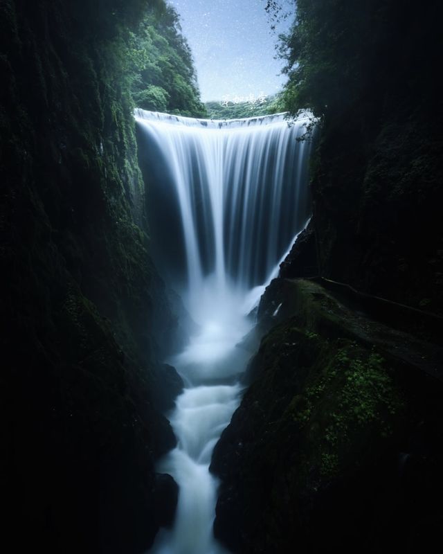 貴州：一半山水，一半人間  當雲霧漫過梵淨山的金頂，當梯田在水光中鋪展七彩畫卷，這片被稱作「山地公園