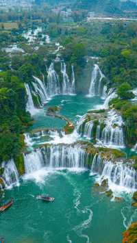 飛瀑垂青川,竹筏載笑過,德天山水入眼甜