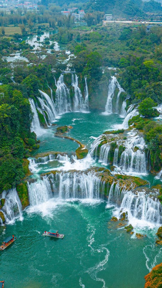 飛瀑垂青川,竹筏載笑過,德天山水入眼甜 飛瀑垂青川,竹筏載笑過,德天山水入眼甜