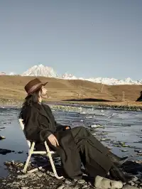 在雪山的凝視下,感受生命的奔放與靈性