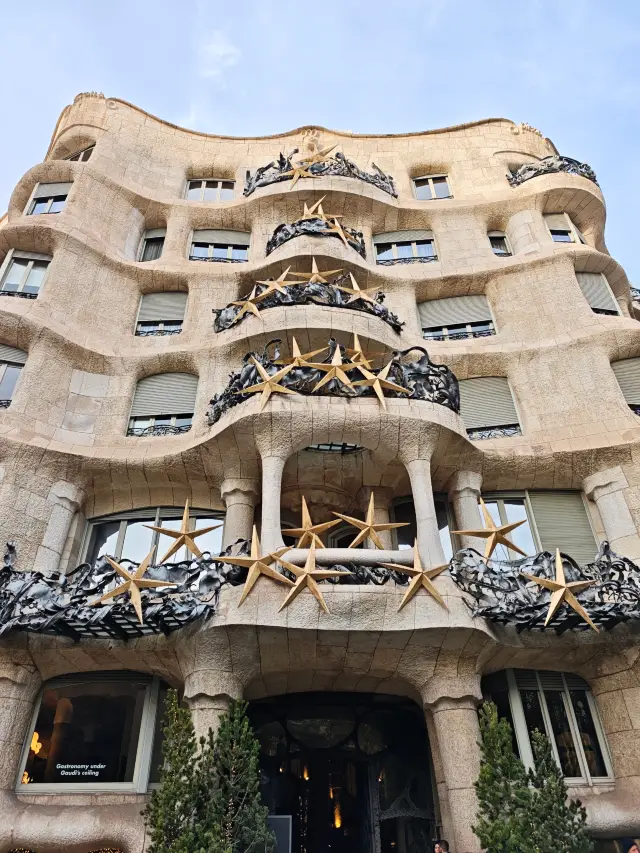 Gaudí's "alien architecture" truly lives up to its reputation!