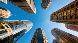 ヨハネスブルグ、慌てないで！まずはマンデラ広場の銅像と一緒に写真を撮って、自分も“トップスター”の気分に？