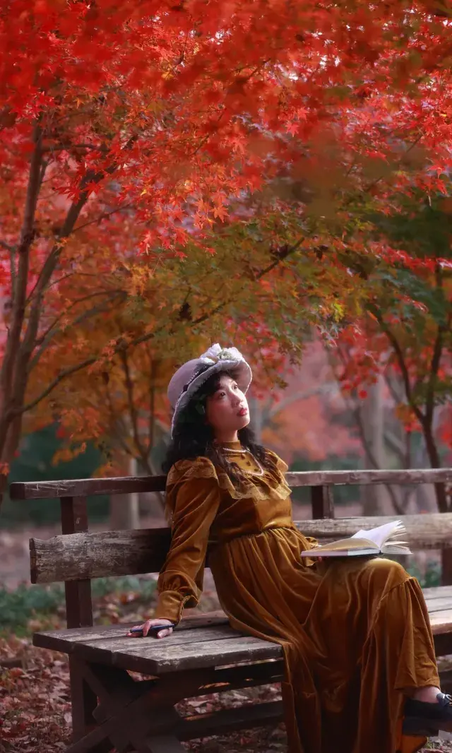 你在人潮擁擠的西湖邊,我在花開海上紅楓自由自在 你在人潮擁擠的西湖邊,我在花開海上紅楓自由自在