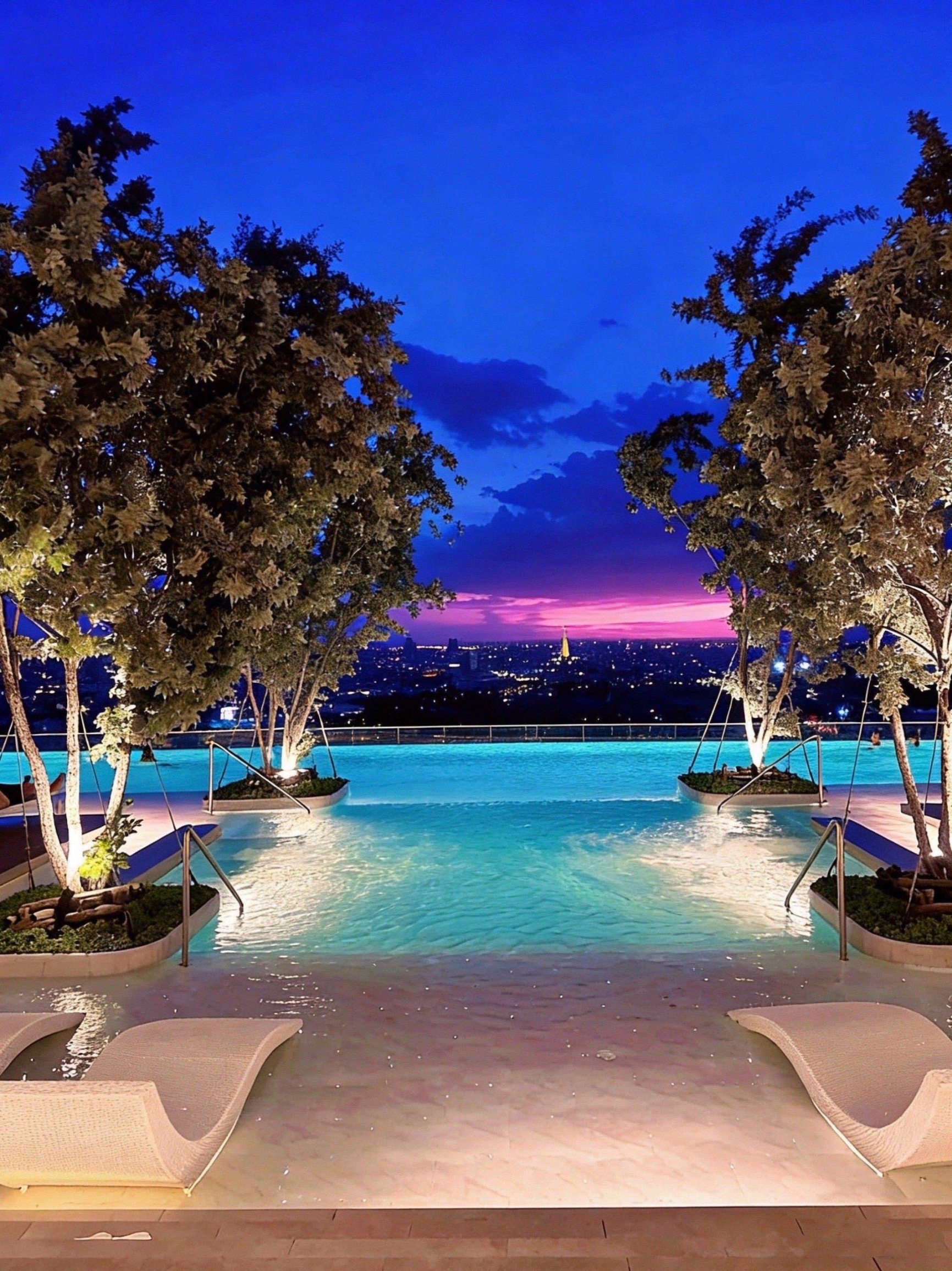 Who can resist a hotel right next to a BTS station?
It’s really, really, really convenient!!
-
📍About the Location
Located in the bustling city center of Bangkok, it’s truly unbeatable! It’s the only hotel in Bangkok with direct access to both the Airport Rail Link and BTS Phaya Thai Station, connected by an exclusive skywalk straight to the lobby.
🚇Transportation
From Suvarnabhumi Airport, take the Airport Rail Link directly to Phaya Thai Station. After exiting, follow the signs to the exclusive sky corridor, and within 5-10 minutes you’ll be inside the hotel lobby.
🏙️Shopping District
It’s just two BTS stops to the Siam shopping district, super convenient for shopping. On the hotel’s ground floor and within a few minutes’ walk, you’ll find 7-11🏪, Turtle convenience store, and the popular Factory Coffee.
🏊Hotel Facilities
▪ 22nd-floor pool: The view is incredibly open with a 180° cityscape, right next to the poolside bar🍹. Perfect for watching the sunset or enjoying a drink in the evening, the atmosphere is amazing.
▪ 37th-floor sky pool: Even more thrilling! Some areas have a glass bottom design, allowing you to see the traffic below while swimming—super cool! Watching the Bangkok skyline here, every shot is a masterpiece📷.
🛏️Room Amenities
Rooms are on high floors with floor-to-ceiling windows overlooking the Bangkok cityscape, very soothing; the large bathtub in the bathroom is right by the window🛁, so you can soak while enjoying the night view—pure bliss.
🍽️About Dining
▪ Breakfast deserves praise! From Western, Thai to Chinese options. Be sure to try the freshly cooked boat noodles and mango sticky rice🍚, very authentic! The coffee is also good, and the dining area is spacious. It gets busy on weekends but the service keeps up.
▪ On the 22nd floor, there’s a Mediterranean restaurant. Highly recommend the Saturday night buffet, rumored to have grilled tiger prawns, foie gras, unlimited Häagen-Dazs, and many people recommend it.