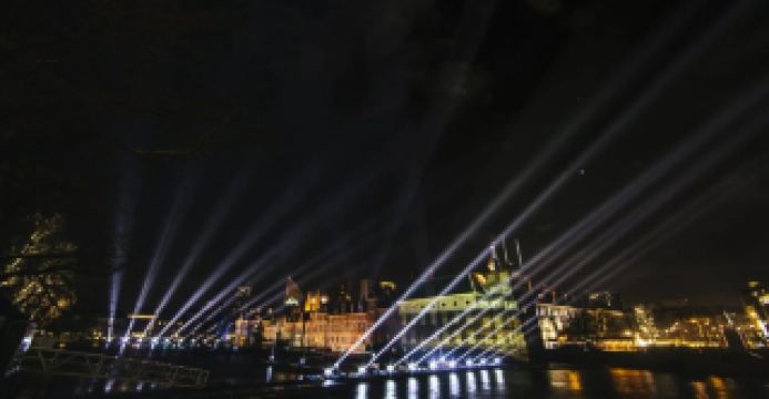 В Гааге обратный отсчет до Нового года начинается с электронного лазерного шоу, посвященного встрече 2026 года.