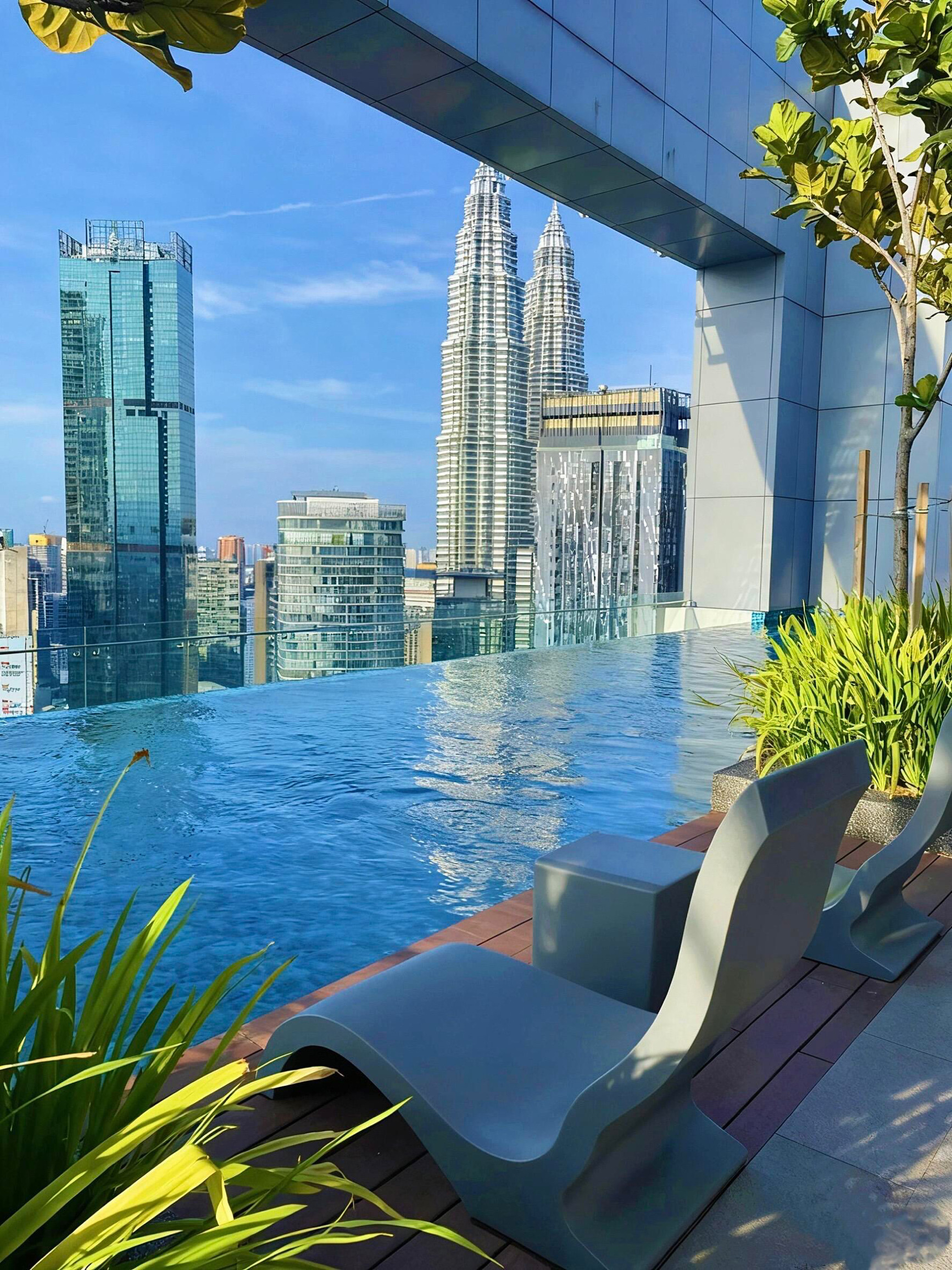 Apartemen yang wajib dikunjungi setiap kali saya ke Kuala Lumpur! Hanya 10 menit berjalan kaki ke Menara Kembar Petronas, dengan pemandangan cakrawala kota yang menakjubkan dari kolam renang tanpa batas di lantai 51. Suite luas dengan dua kamar tidur dan dua ruang tamu seharga sekitar 100 RMB per orang, sempurna untuk perjalanan keluarga atau kelompok teman. Anda tidak akan pernah melupakannya!

✔ 10 menit berjalan kaki ke Menara Kembar Petronas/KLCC
✔ Kolam renang tanpa batas di lantai 51 dengan pemandangan kota
✔ Suite luas 72㎡ dengan balkon
✔ Resepsionis 24 jam + layanan concierge WeChat

- 📍Lokasi Strategis - Akses Mudah ke Pusat Perbelanjaan dan Restoran

▪️Terletak di jantung Kuala Lumpur, lokasinya benar-benar luar biasa! 10 menit berjalan kaki ke Menara Kembar Petronas dan pusat perbelanjaan Suria KLCC, dan juga 10 menit berjalan kaki ke stasiun MRT Ampang Park, mudah diakses dari radius 1 km.

▪️Banyak sekali restoran dan kafe di dekatnya, menawarkan masakan Malaysia otentik tanpa harus bepergian jauh; Hotel Ibis berada tepat di sebelahnya dengan bar di rooftop, sempurna untuk menikmati minuman santai di malam hari.

- 🏠Pengalaman Kamar

🔸Kamar ini sangat luas! Apartemen seluas 72㎡ ini memiliki dua kamar tidur, dua ruang tamu, dan dua kamar mandi. Termasuk kamar tidur terpisah, ruang tamu, sudut relaksasi dengan sofa kecil, dan lorong yang terhubung ke dapur.

🔸Dapur dilengkapi sepenuhnya dengan peralatan Bosch, memungkinkan Anda untuk memasak makanan sendiri. Mesin cuci dan pengering disediakan gratis, membuat mencuci pakaian menjadi mudah saat bepergian. Pengering rambut Dyson dan perlengkapan mandi berkualitas tinggi juga disertakan, menunjukkan perhatian terhadap detail. Kamar ini menawarkan pemandangan langsung Menara Kembar Petronas, dan balkon kecil namun elegan sangat cocok untuk menikmati minuman sambil mengagumi pemandangan malam.

- ✅Area Umum

🔸Resepsionis dan kolam renang terletak di lantai 51! Kolam renang infinity menawarkan pemandangan menakjubkan, menghadap pemandangan kota Kuala Lumpur di siang hari dan pemandangan malam Menara Kembar Petronas yang memukau. Buka hingga pukul 10 malam, sangat cocok untuk berfoto.

🔸Hotel ini memiliki pusat kebugaran, sehingga mereka yang ingin berolahraga dapat melanjutkan rencana mereka. Area umum terawat dengan baik dan memiliki desain modern dan bergaya.

- Apartemen ini benar-benar memenuhi semua harapan saya untuk akomodasi di Kuala Lumpur! Lokasi bagus, kamar luas, fasilitas lengkap, layanan prima, dan nilai yang tak tertandingi. Saya pasti akan menginap di sini lagi saat saya berada di Kuala Lumpur!