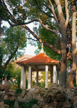 อัญ<bos> ที่ซ่อนอยู่ใจกลางเมือง | วิลล่าสวนอายุร้อยปีที่ตั้งอยู่ภายในโรงพยาบาลโรคปอด