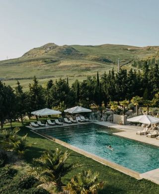 ฟาร์มเก่าแก่กว่าร้อยปีในซิซิลีได้รับการปรับปรุงใหม่ให้กลายเป็นโรงแรมหรู สมาชิกของ SLH อย่างซูซาฟา สุดยอดมาก!