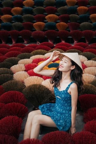 หมู่บ้านทำธูปของเวียดนาม | ก้าวเข้าสู่จานสีที่คว่ำของพระเจ้า พบกับนิทรรศการศิลปะจัดวางกลางแจ้งในฮานอย