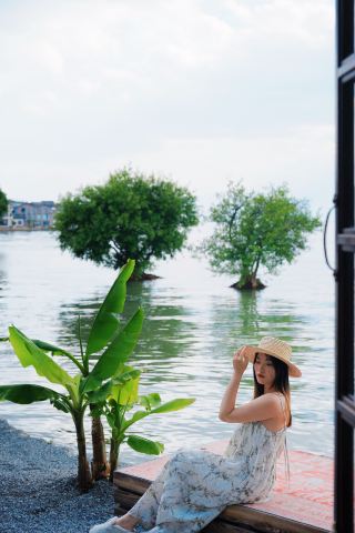 At Gugu Meimei Manlan in Shuanglang, only a pane of glass separates me from Erhai Lake