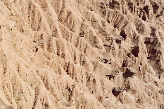 新疆の秘められた火焔山！バイチェン紅石林、何億年もの歳月が刻んだ