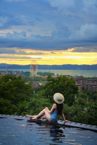 Cool off in Kunming this summer! The mountaintop infinity pool sunset is incredible!