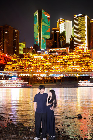 To be honest, Chongqing really isn't a place for a spur-of-the-moment trip.
Chongqing will punish anyone who doesn't plan ahead.
For those coming to Chongqing to see the night view of Hongya Cave, don't bother crowding at the entrance.
The Riverside Park opposite Hongya Cave is the best way to experience it!
đ Route
I recommend taking the subway. Take Line 6 to Chongqing Grand Theatre Station, take Exit 1, and it's a 4-minute walk to the park.
đ°ď¸ Photography hours
Hongya Cave lighting: 8:00 PMâ11:00 PM
Qianximen Bridge lighting: 8:00 PMâ10:30 PM
đś Travel tips
1ď¸âŁ There are many photographers by the river, but the quality varies. I recommend booking online in advance to avoid disappointment.
2ď¸âŁ There are a lot of loose stones by the river, so don't wear high heels; it's very easy to sprain your ankle.
3ď¸âŁ For the best photos, wear form-fitting clothes and wear makeup.
4ď¸âŁ There are no shops or food vendors by the river, so eat before you come.
¡
đ¸ Photography service
Clear pricing: 68 RMB for 10 photos âď¸âď¸ Followers get free retouched photos!
¡ Three styles available: front-facing, silhouette, and low-light.
¡ 10 unique poses, and every pose is a keeper.
¡ Free props provided: bouquets, "Double Happiness" signs, fans, Chongqing-themed items, night lights, and more.
You get all the raw files after the shoot, and the retouched photos will be sent the next day.