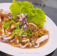 ร้านลับกลางบึงน้ำ กินข้าว ห้อยขา ดูปลา