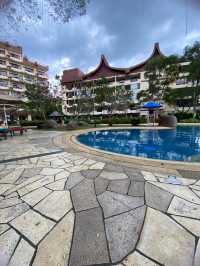 Enormous swimming pool! 