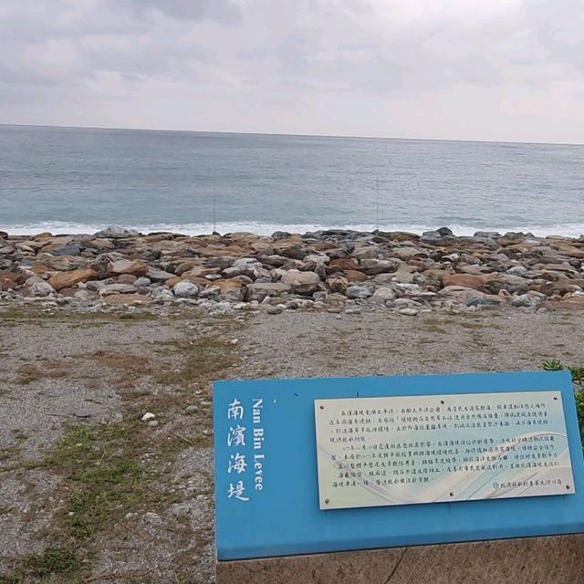 一望無際的太平洋與彩色礫石