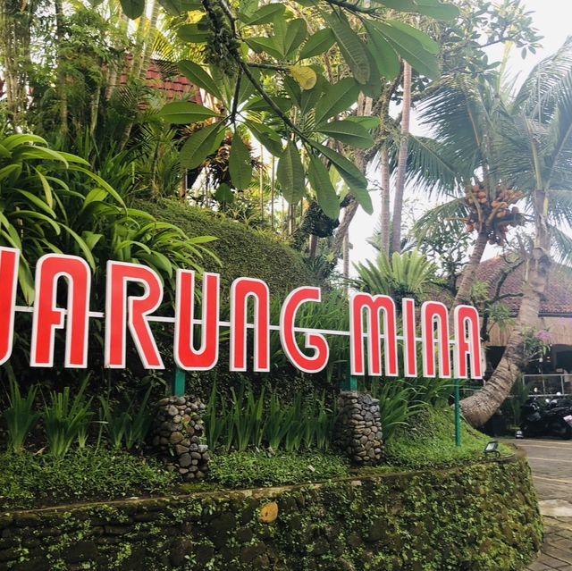 往瑪雅烏布酒店十字路口、有停車場的大型印尼餐廳Warung Mina Ubud