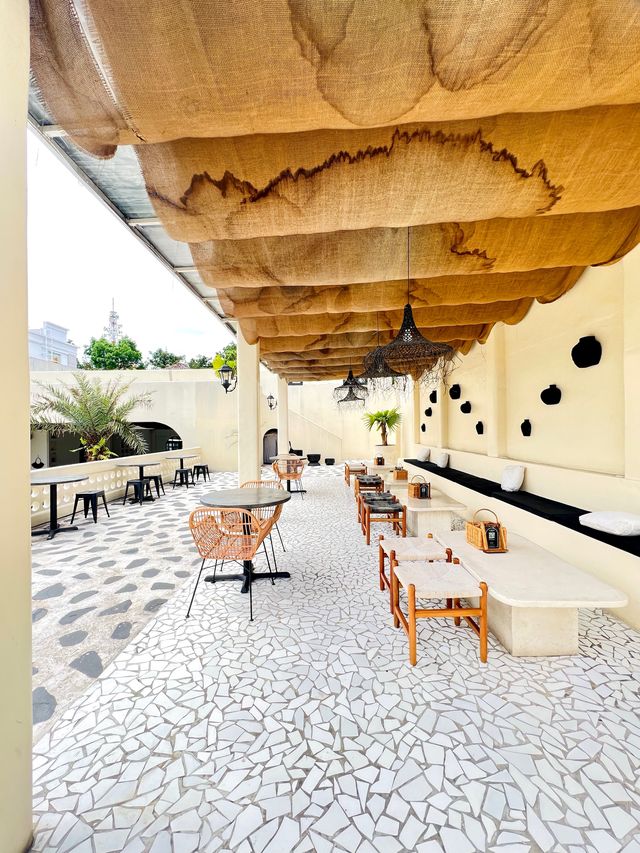 This Cafe Looks Like A 🏰 In The Middle East