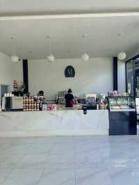 มอลองซิเออ คาเฟ่ คาเฟ่แพรกษา แค่ชื่อก็น่าลองแล้ว 