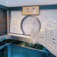 環境方面，餐廳以傳統中菜菜館裝修，夠古色古香，係呢個環境食飯都幾舒服，好適合帶埋屋企人黎開開心心聚下食餐飯~