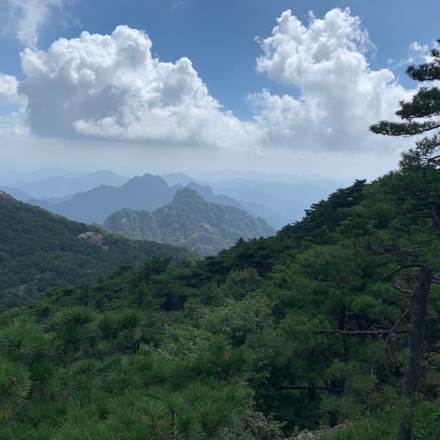 Exploring the Beauty of Huangshan