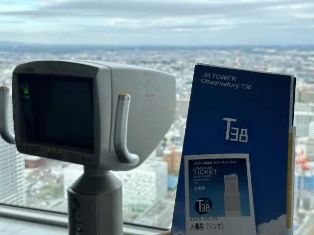 北海道・札幌。JRタワー38階から街を見渡す『JRタワー展望室タワー・スリーエイト』 
