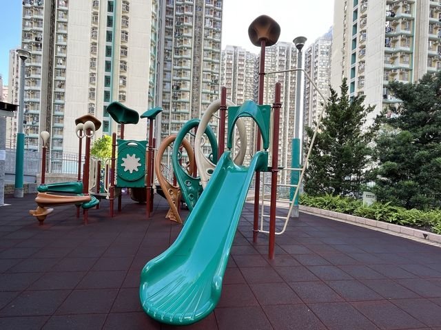 以花崗岩為主題嘅九龍灣彩禧路公園