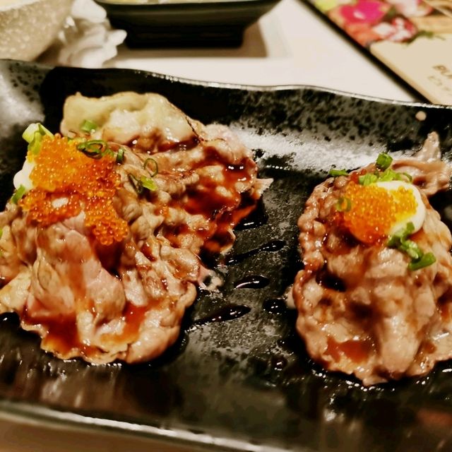 Sloth SukiyaKi มีทั้งซูชิ ซาชิมิ