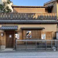 京都！祇園町南側の花見小路（はなみこうじ）伝統的建物の町並み鑑賞