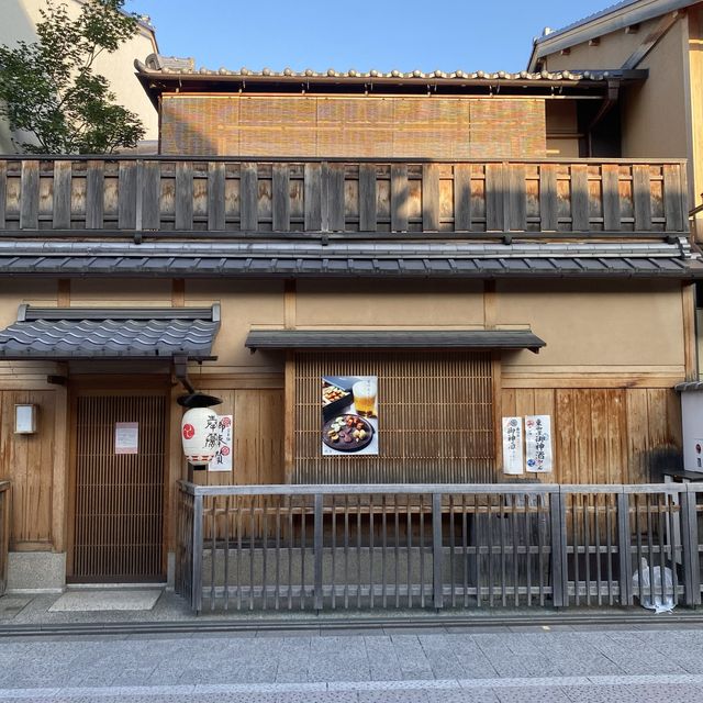 京都！祇園町南側の花見小路（はなみこうじ）伝統的建物の町並み鑑賞