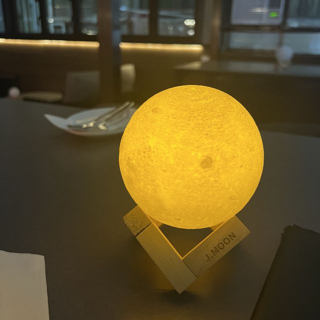 「J.moon」:旺角百寶利商業中心4樓,特色菜包括炸蠔,海膽通粉和薄底Pizza 「J.moon」:旺角百寶利商業中心4樓,特色菜包括炸蠔,海膽通粉和薄底Pizza