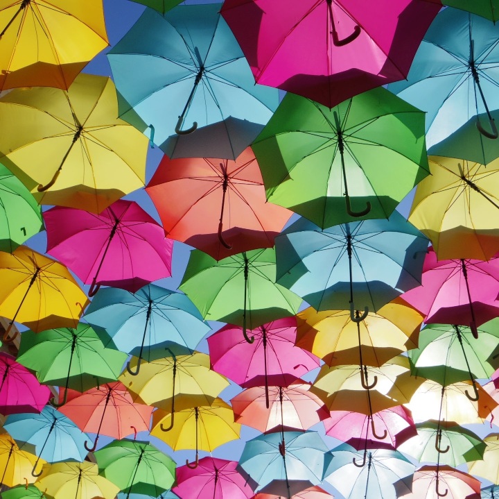 カラフルで壮観なポルトガルの傘祭り「Umbrella Sky Project」は一見の