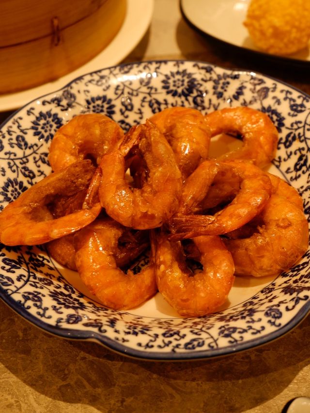 「屯門上海菜，蟹粉年糕和油爆蝦出色」