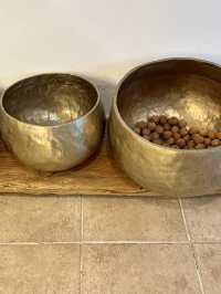 ソウル西村、真鍮の輝く器でいただく茶菓子。素敵な展示ルームも