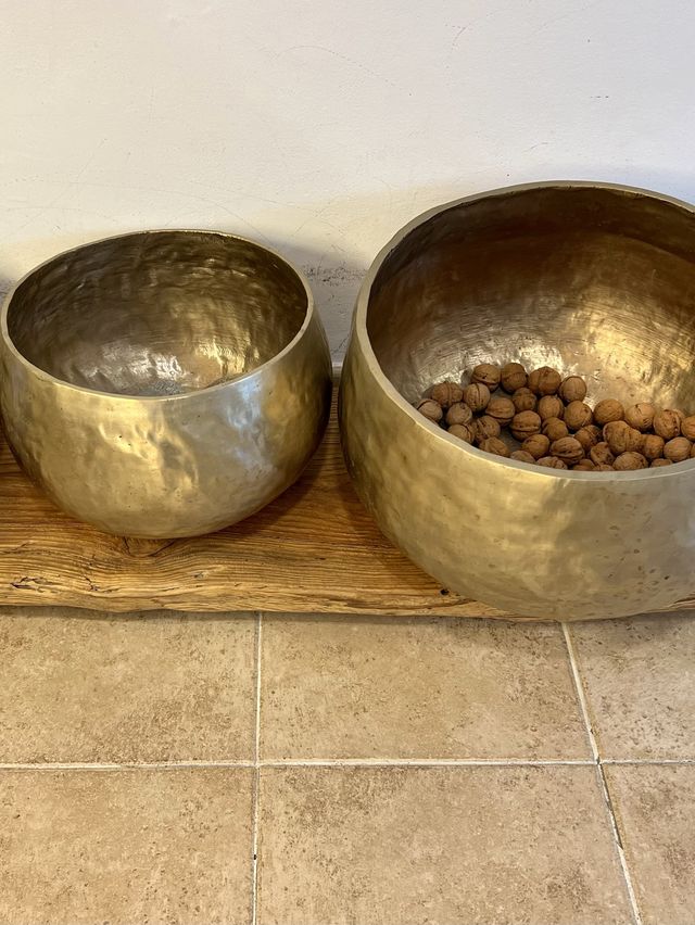 ソウル西村、真鍮の輝く器でいただく茶菓子。素敵な展示ルームも