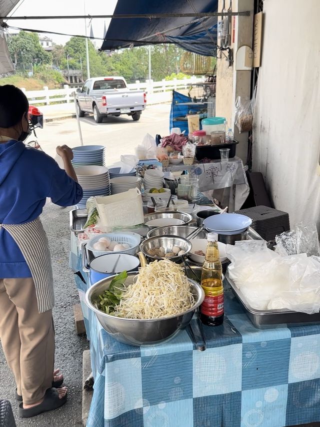 ร้านก๋วยเตี๋ยวหมูเลียง สะพานตรีรัตน์