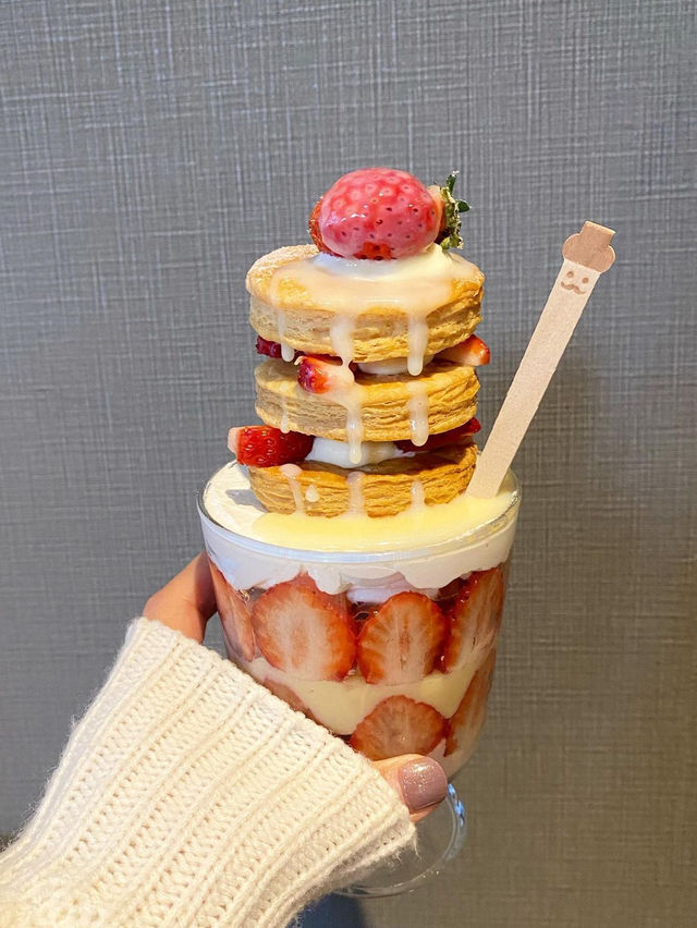 【福岡カフェ】何層にも重なったパイといちごが楽しめるパフェ