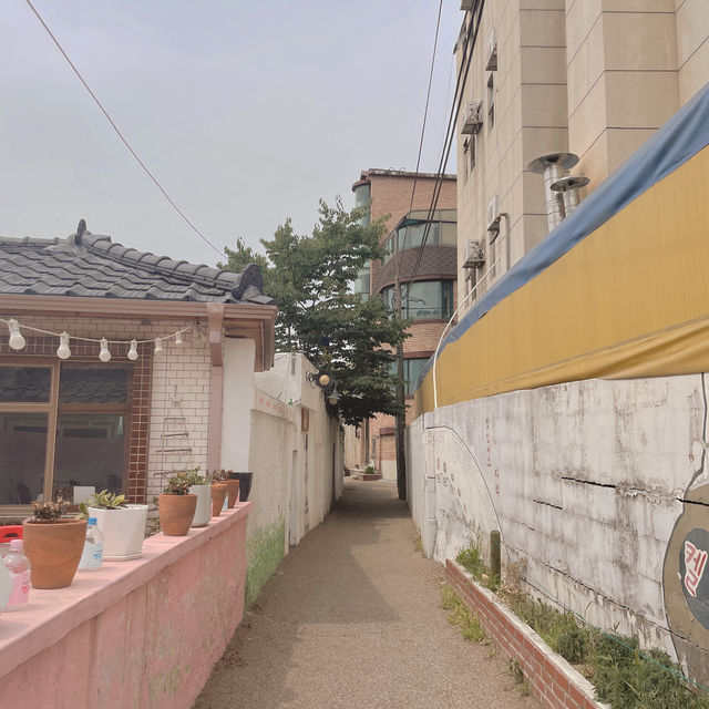 행궁동 골목을 산책하는 ‘행궁동 벽화마을’