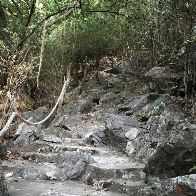 เขากะโหลกนอกจากมีหาดทรายยังขึ้นไปชมวิวบนเขาได้ด้วย