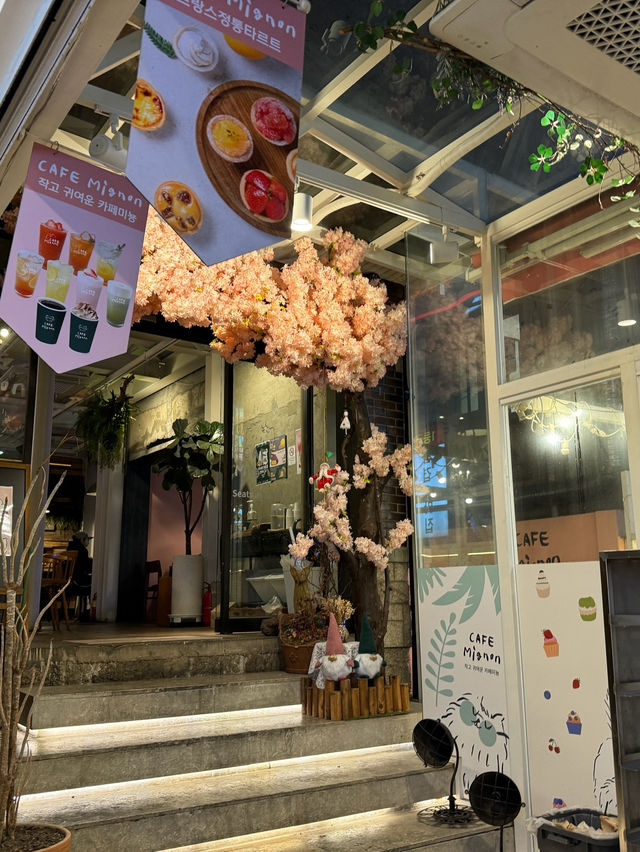 합정 벚꽃 뷰 대형 카페 ‘카페미뇽 합정점’