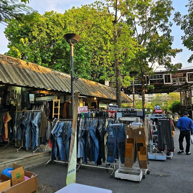 ตลาดมือสอง ถนนคนเดิน ช่างชุ่ย รวมตัวสายอาร์ต 