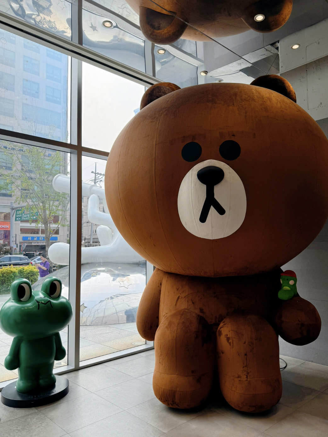 完売品　韓国限定　NewJeans ラインフレンズ ウォレット ポーチ 白 NewJeans×LINE FRIENDS】パワパフガールズコラボが可愛すぎる