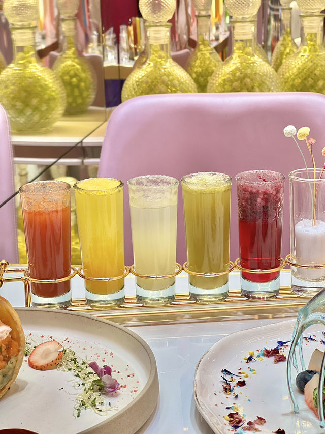 香港にあるカラフルなカフェ🌈