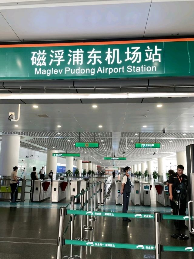 นั่งรถไฟ Maglev เข้าเมืองเซี่ยงไฮ้
