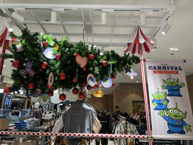ชมต้นคริสต์มาสธีมดิสนีย์ เดินชอปปิ้งเพลิน 🛍️🎄✨